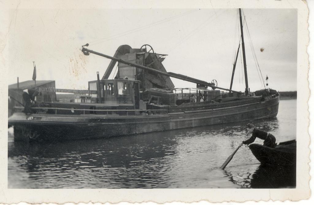 Buiten Verwachting aan het laden bij een baggermolen