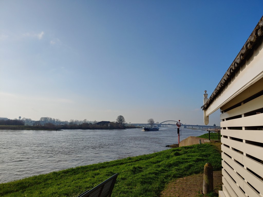 Op de Lek varen veel schepen langs Vreeswijk