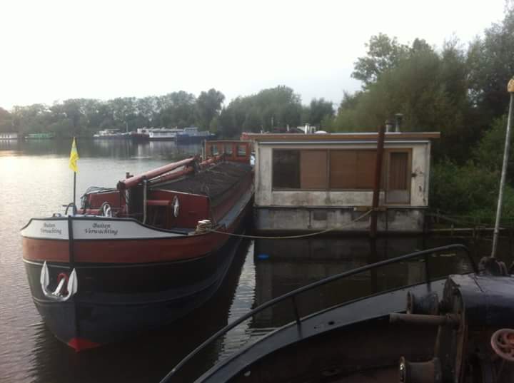 Verhuizen van de ark naar het schip Buiten Verwachting door de ramen van de ark