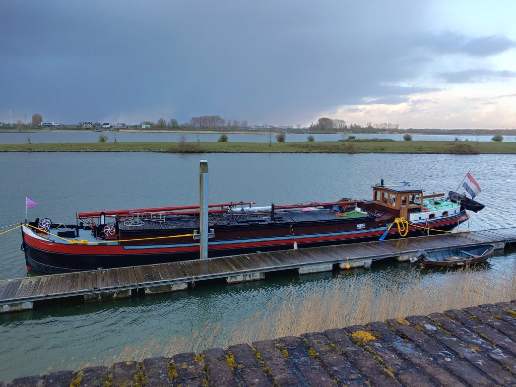 Afgemeerd in Woudrichem met flinke wind